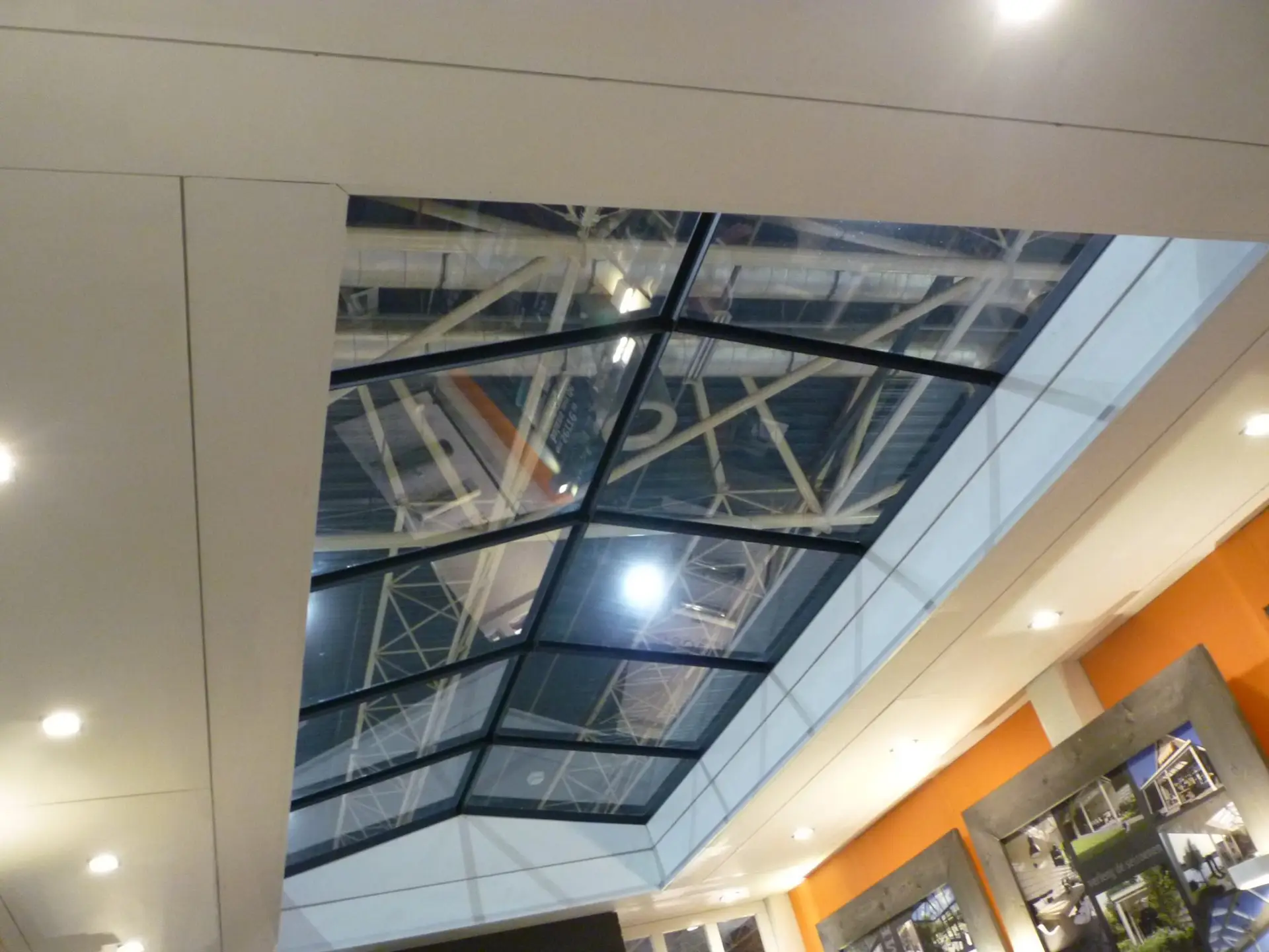 Stalen overkapping met glas