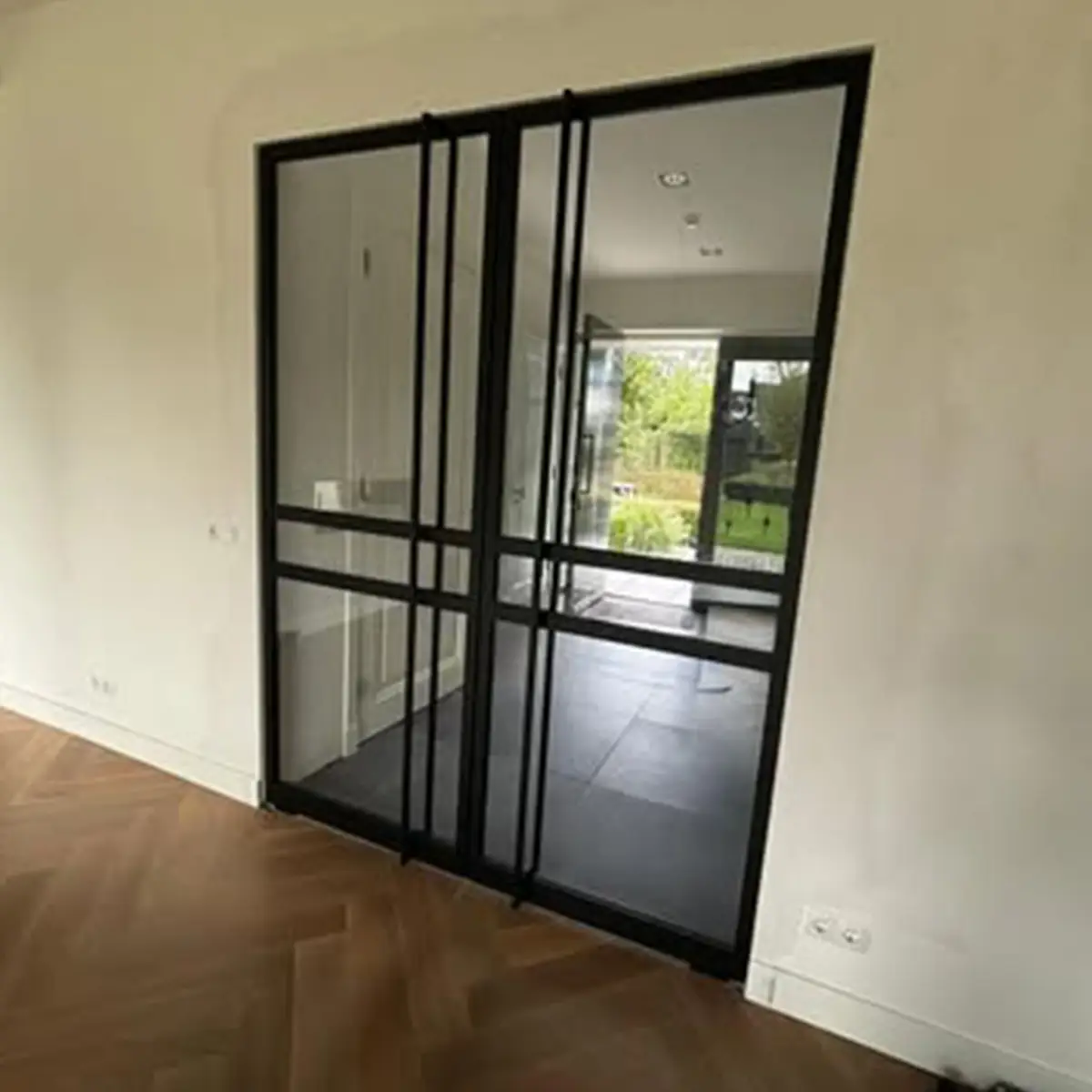 Detailfoto van zwarte stalen deur met glasverdeling