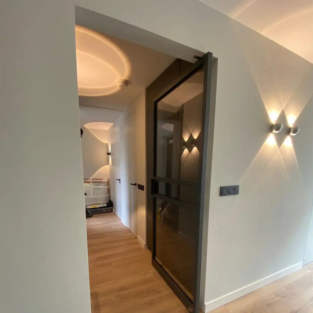 Stalen taatsdeur in modern interieur