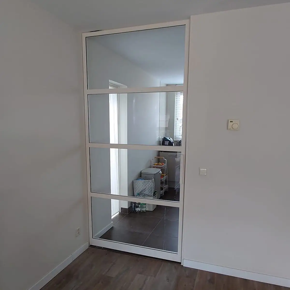 Detailfoto van stalen taatsdeur met glas