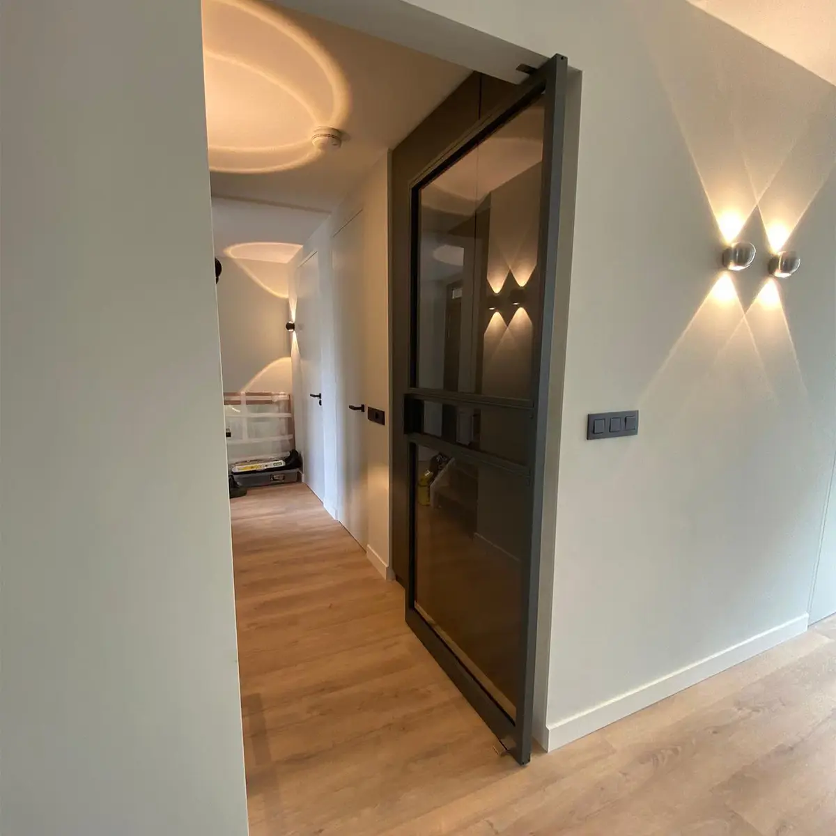 Detailfoto van stalen pivoterende deur met glas