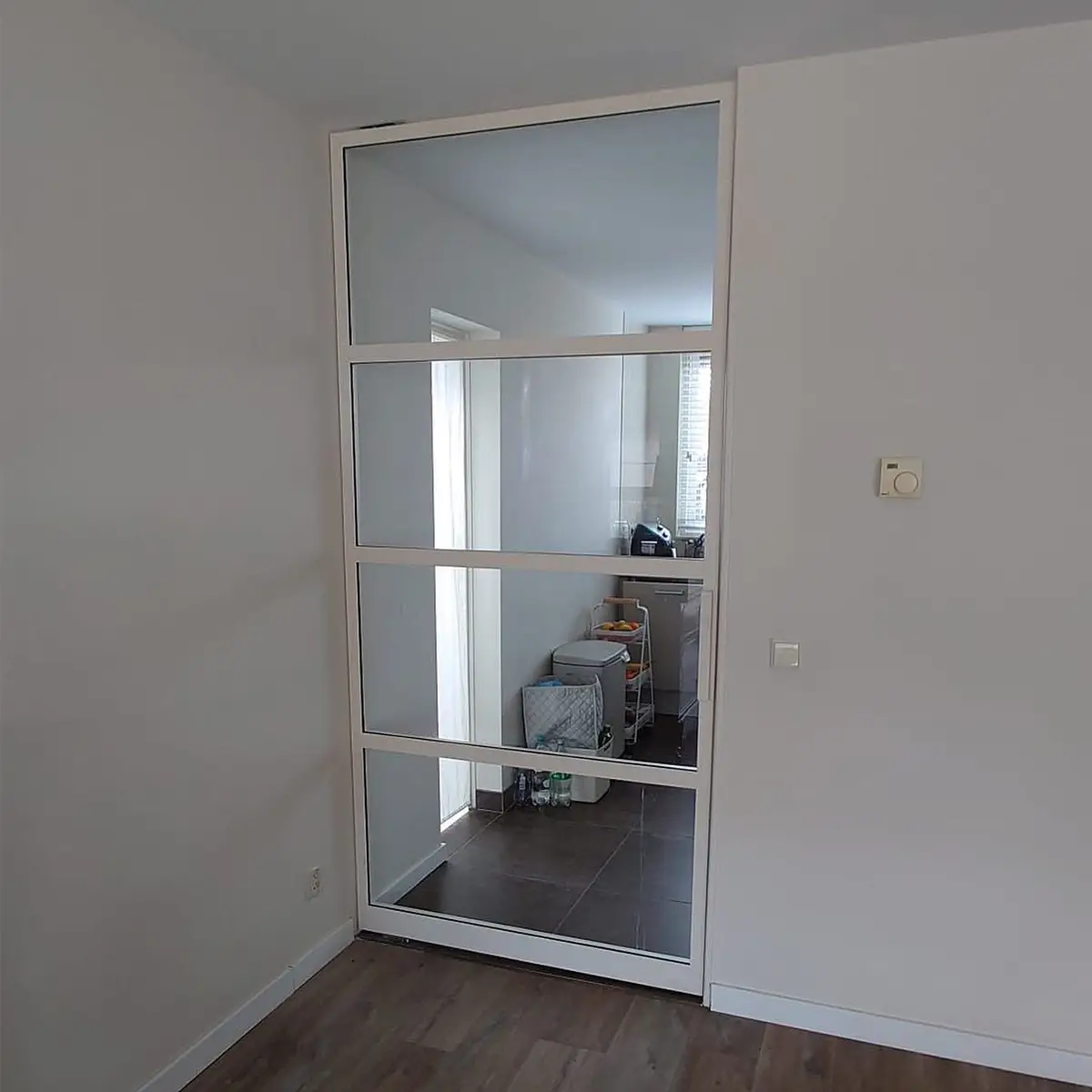 Detail van pivoterend scharnier in stalen deur