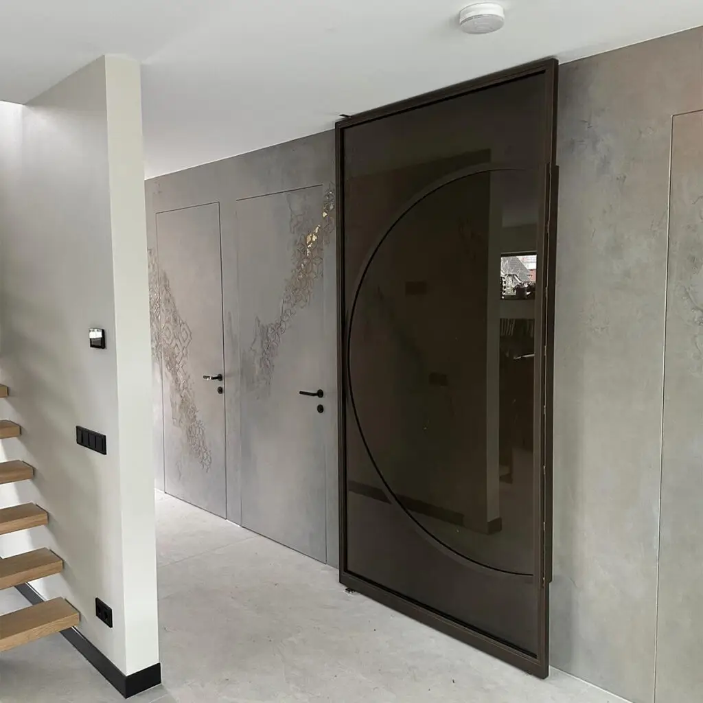 Stalen pivoterende deur in strak interieur