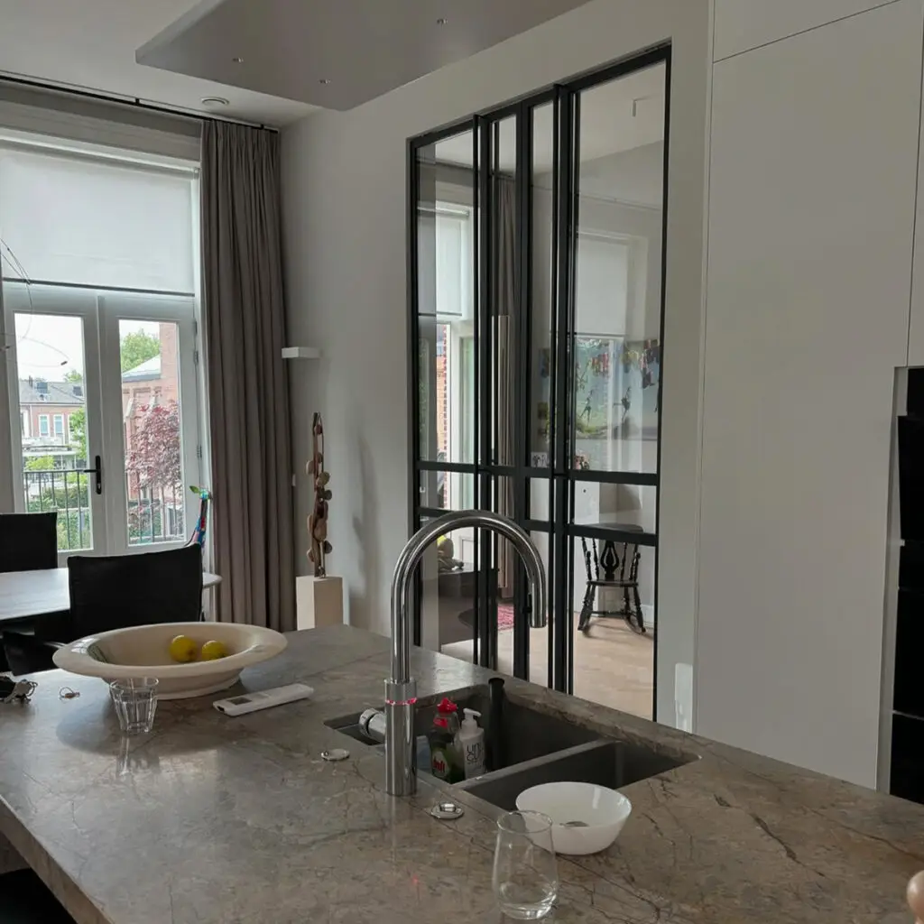 Stalen dubbele deur in lichte woonkamer