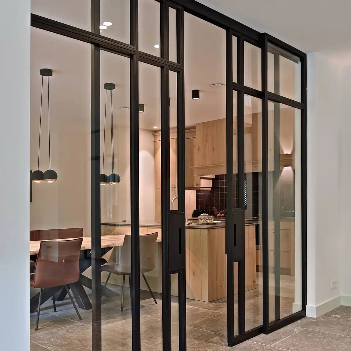 Detail van stalen dubbele deur met glasverdeling